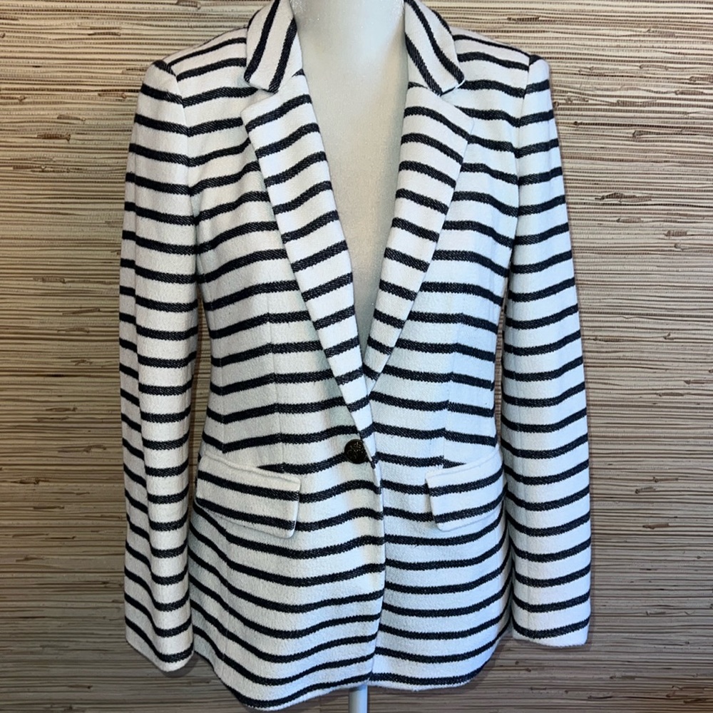 LOFT size 6 petite off white & navy blazer lined jacket pockets.